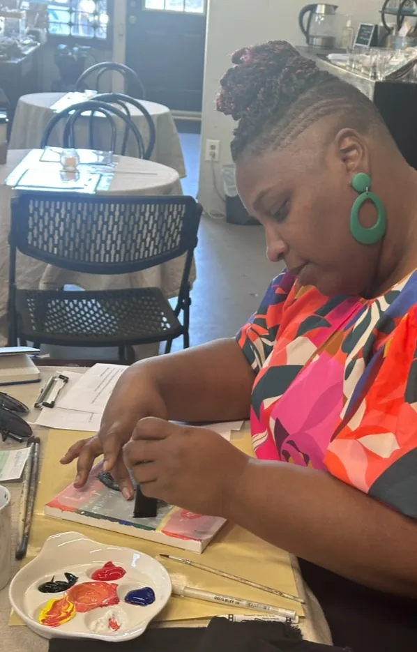Guest painting with watercolors at the café